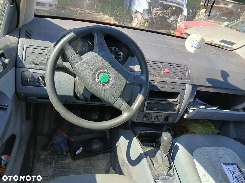 skoda fabia I 9771 fotel fotele kanapa deska kokpit podsufitka boczek boczki klamka podłokietnik - 2