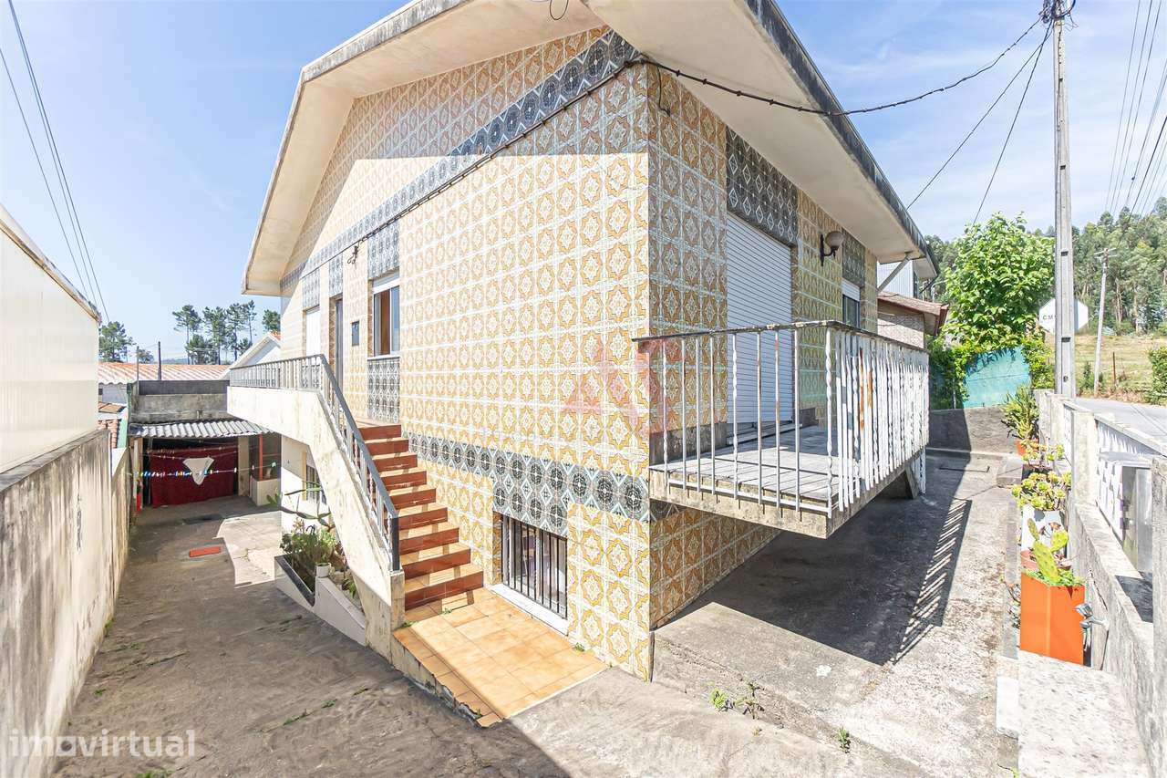 Moradia Bifamiliar T4 para Restauro em Alfena, Porto - Grande imagem: 3/23