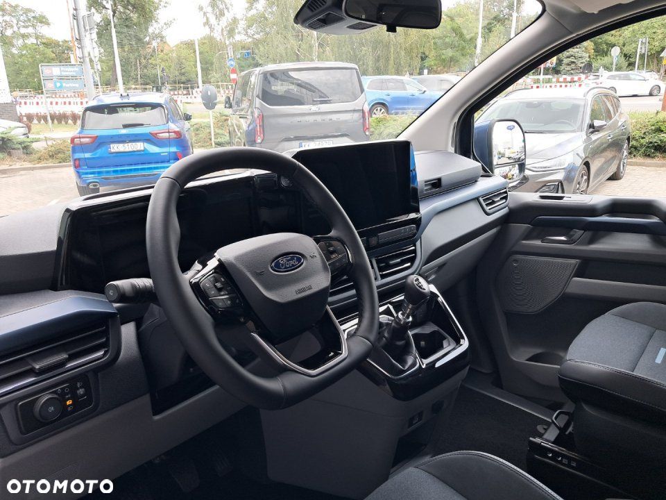 Ford Tourneo Custom - 12