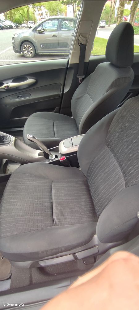 Toyota Auris 1.4 D-4D Sol - 4