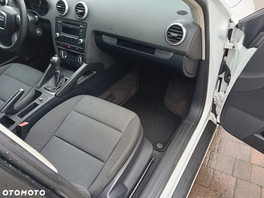 Audi A3 Sportback 1.6 Ambiente - 8