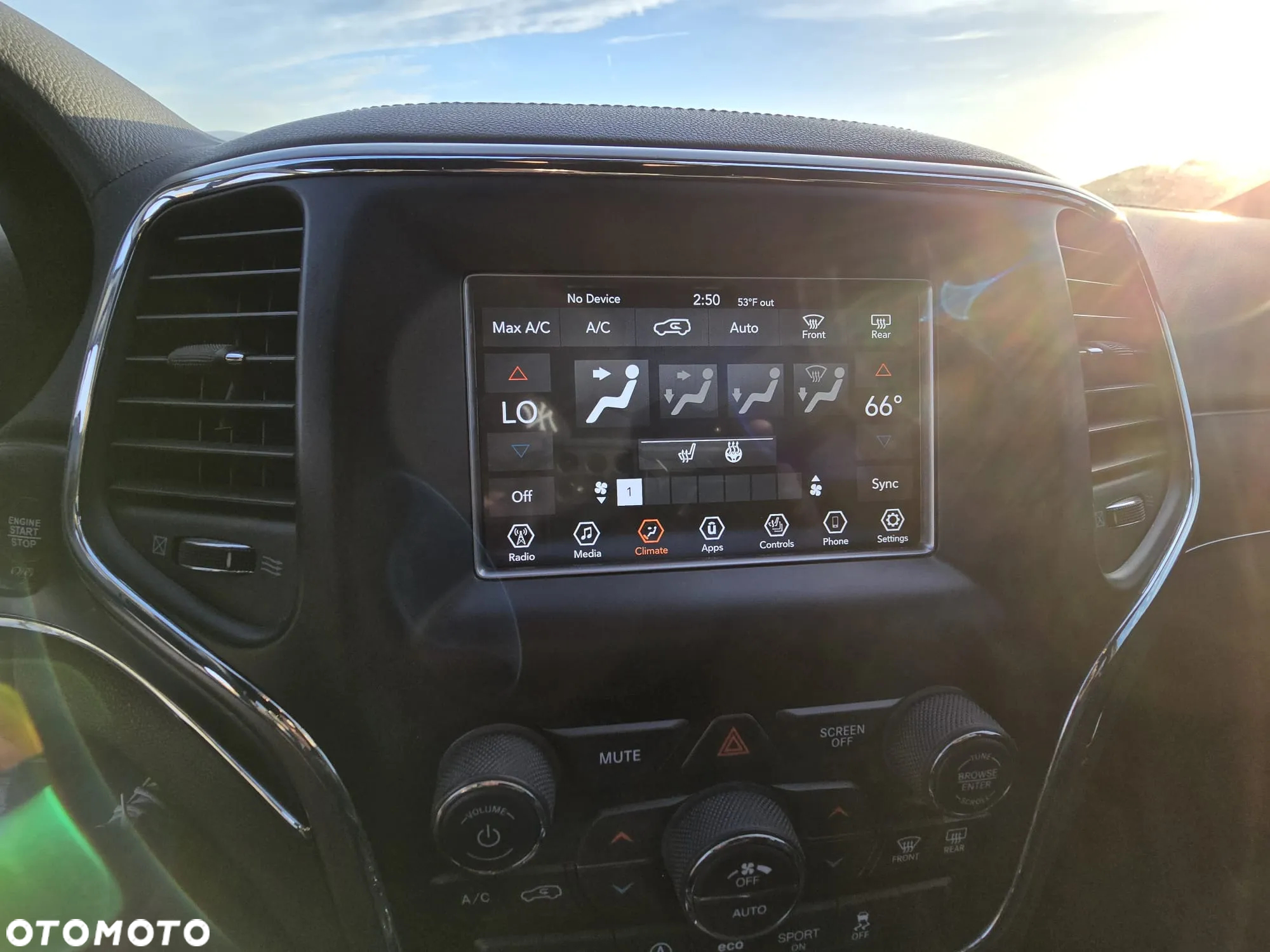 Jeep Grand Cherokee - 24