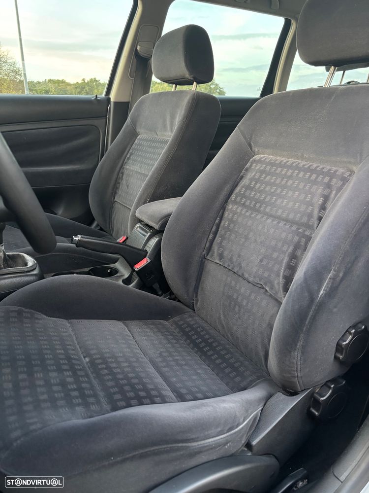 VW Passat Variant 1.9 TDi 4Motion Highline - 13