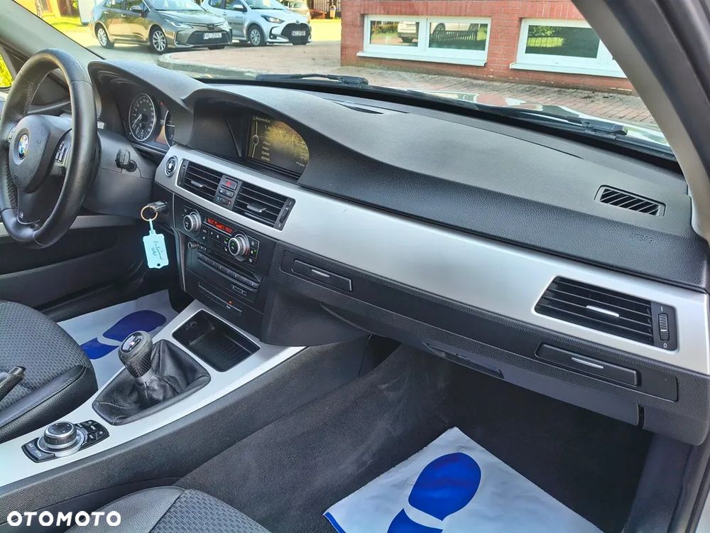 BMW Seria 3 320d DPF Edition Sport - 17