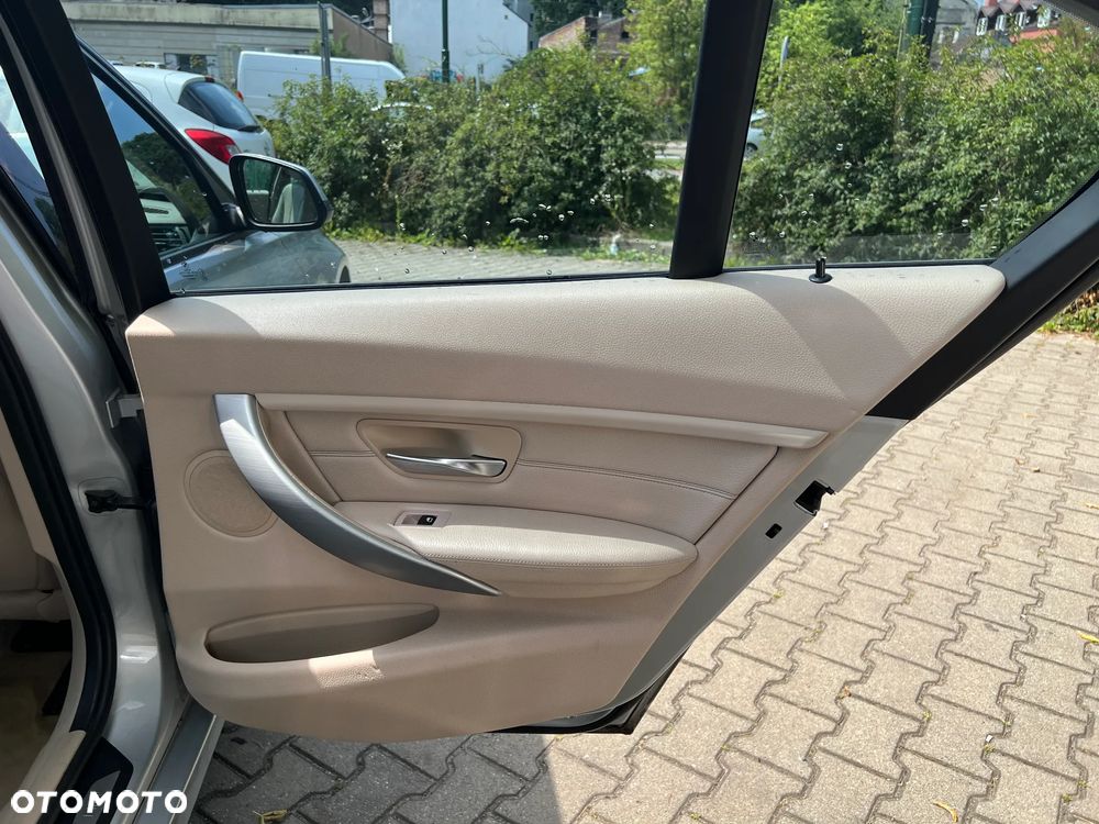 BMW Seria 3 328i Modern Line - 24
