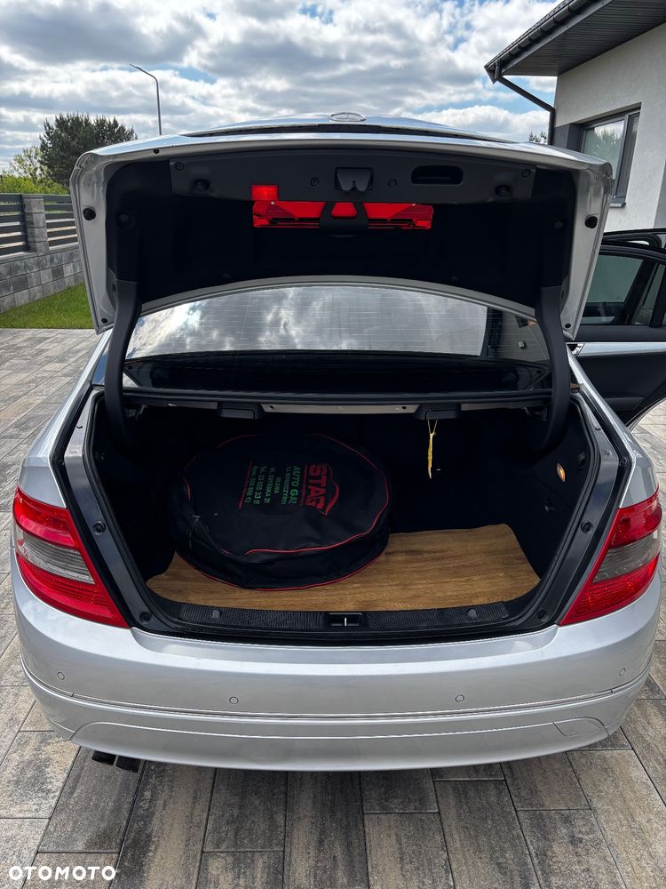 Mercedes-Benz Klasa C 180 CGI Automatik BlueEFFICIENCY Avantgarde - 9
