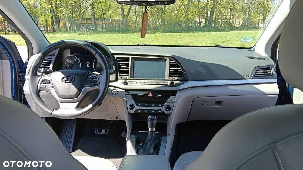 Hyundai Elantra - 8