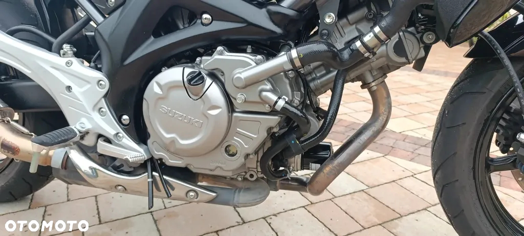Suzuki GSR - 28
