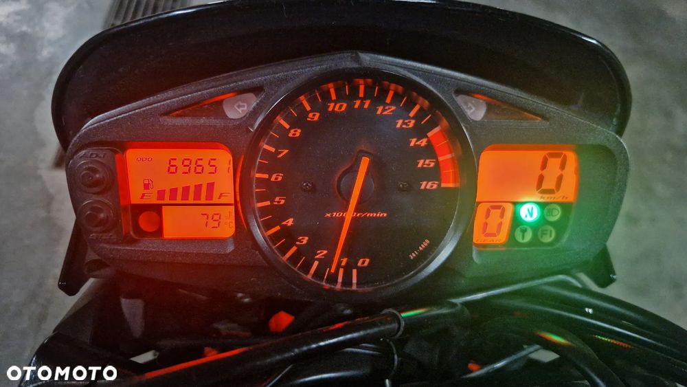 Suzuki GSR - 16