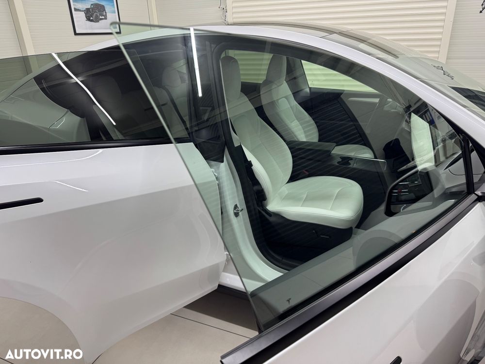 Tesla Model Y Long Range Dual Motor AWD - 33
