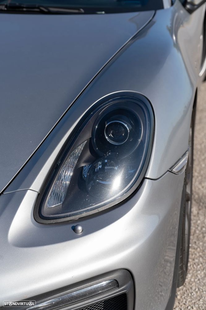Porsche Cayman GT4 - 36