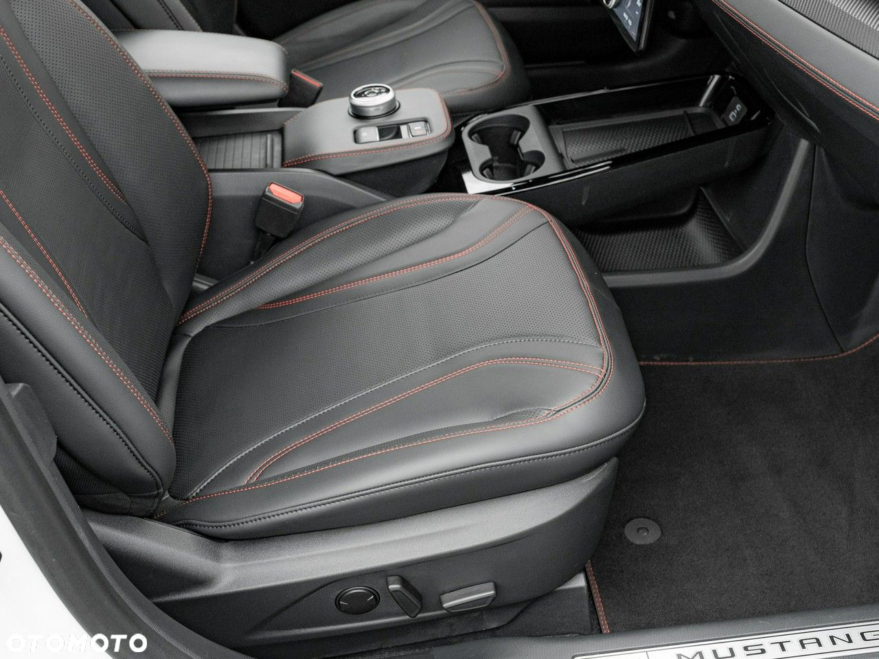 Ford Mustang Mach-E 98kWh AWD Premium - 33