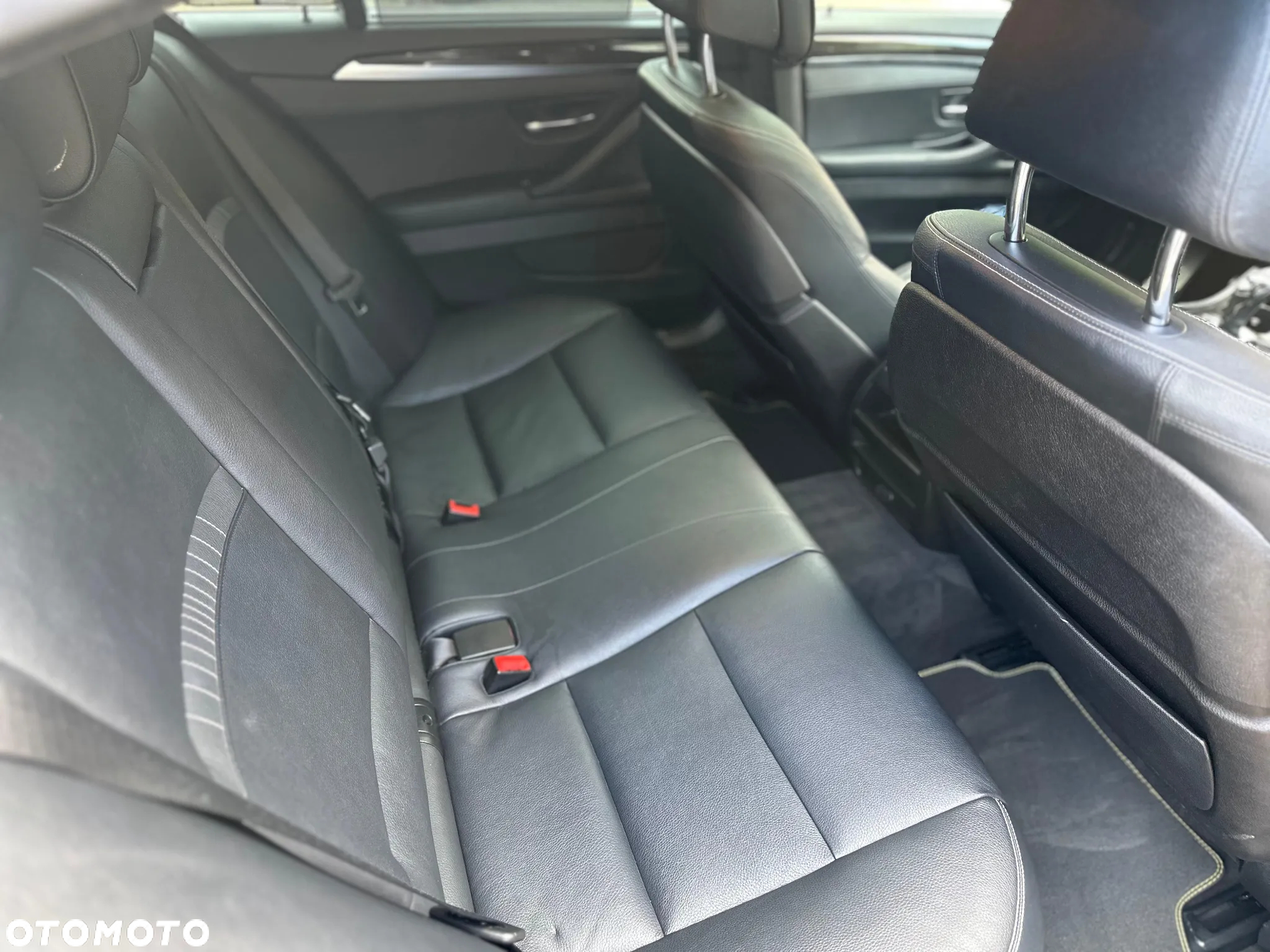 BMW Seria 5 550i - 13