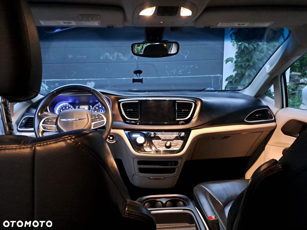 Chrysler Pacifica - 5