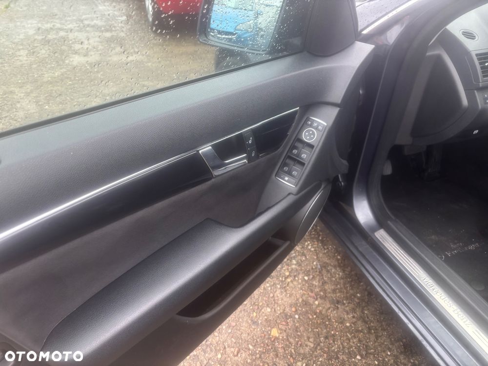 Mercedes-Benz Klasa C 180 CGI Automatik BlueEFFICIENCY - 31