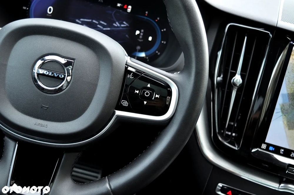 Volvo XC 60 B5 D AWD Ultimate Dark - 21