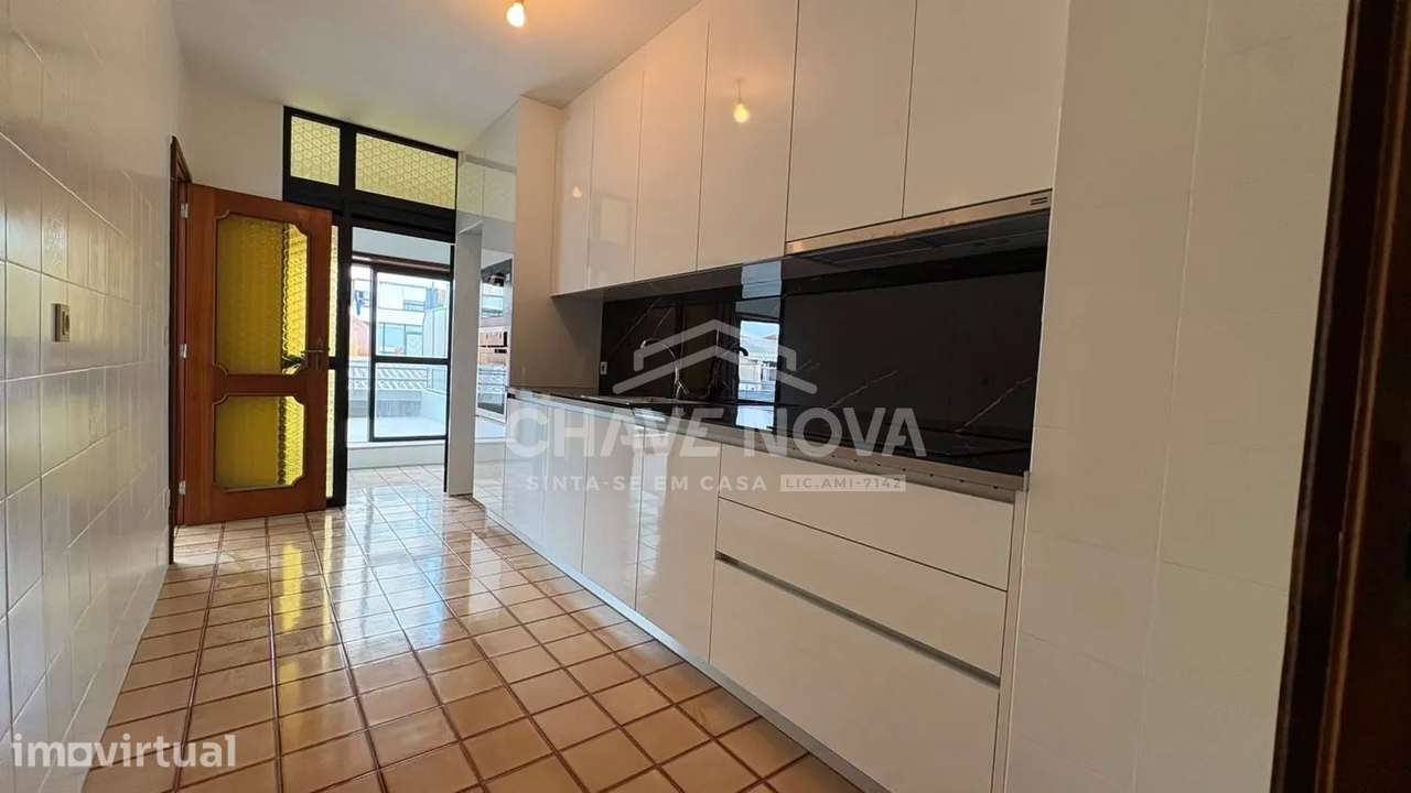 T3 Renovado c/ terraço e Garagem, junto à VL8 e futura Linha Rubi - Grande imagem: 4/27
