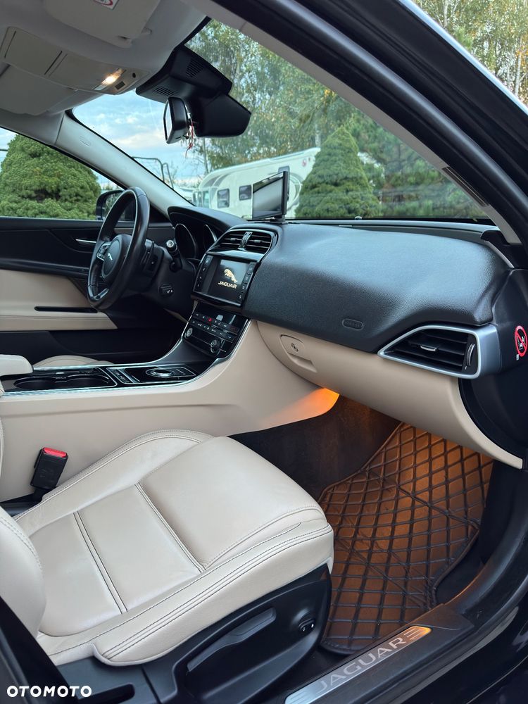 Jaguar XE - 15