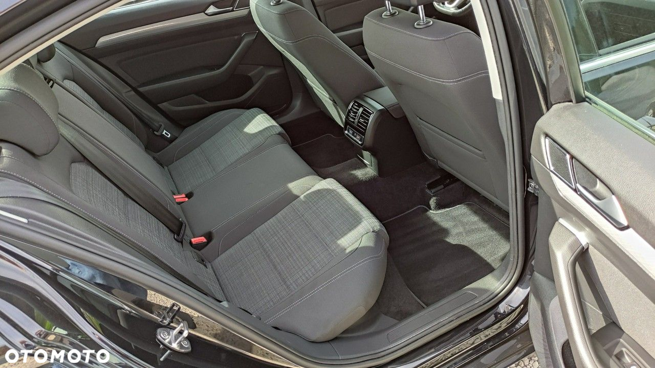 Volkswagen Passat - 31