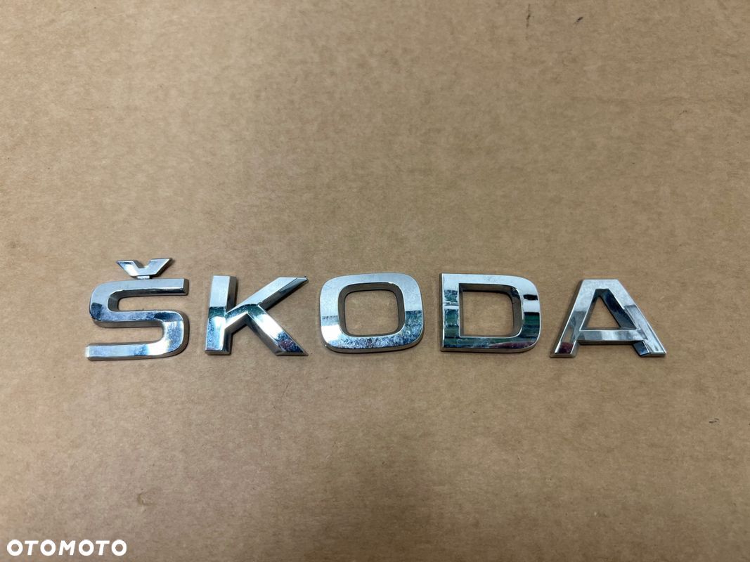 Skoda Octavia IV 4 znaczek logo emblemat KLAPY BAGAŻNIKA - 1
