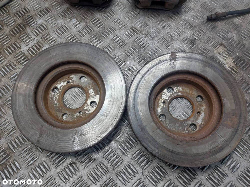TARCZE HAMULCOWE PRZÓD + KLOCKI + ZACISKI TOYOTA YARIS I 1.4 D4D - 2