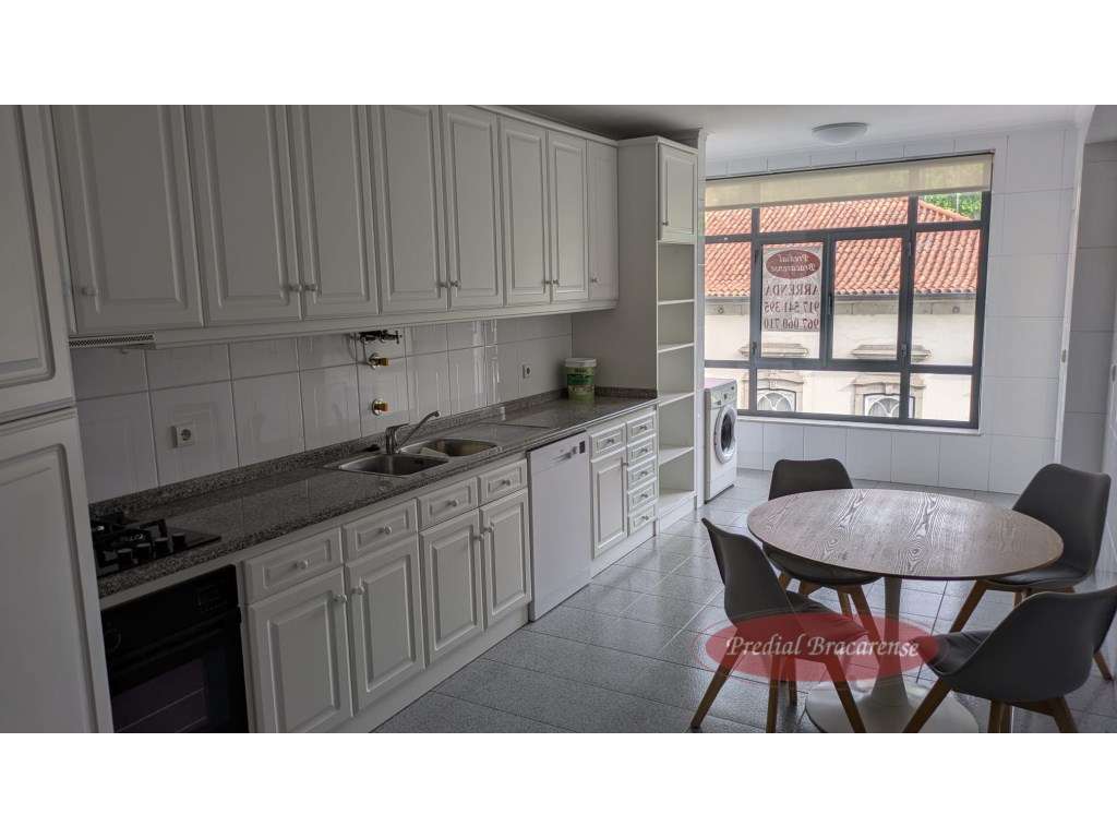 Excelente apartamento T3 com cozinha equipada, a 20 metros da Av. L... - Grande imagem: 3/28