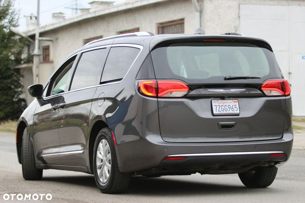 Chrysler Pacifica - 11