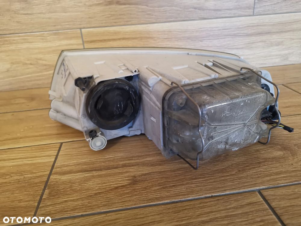 Lampa Prawy Przód  Skoda Octavia II - 4