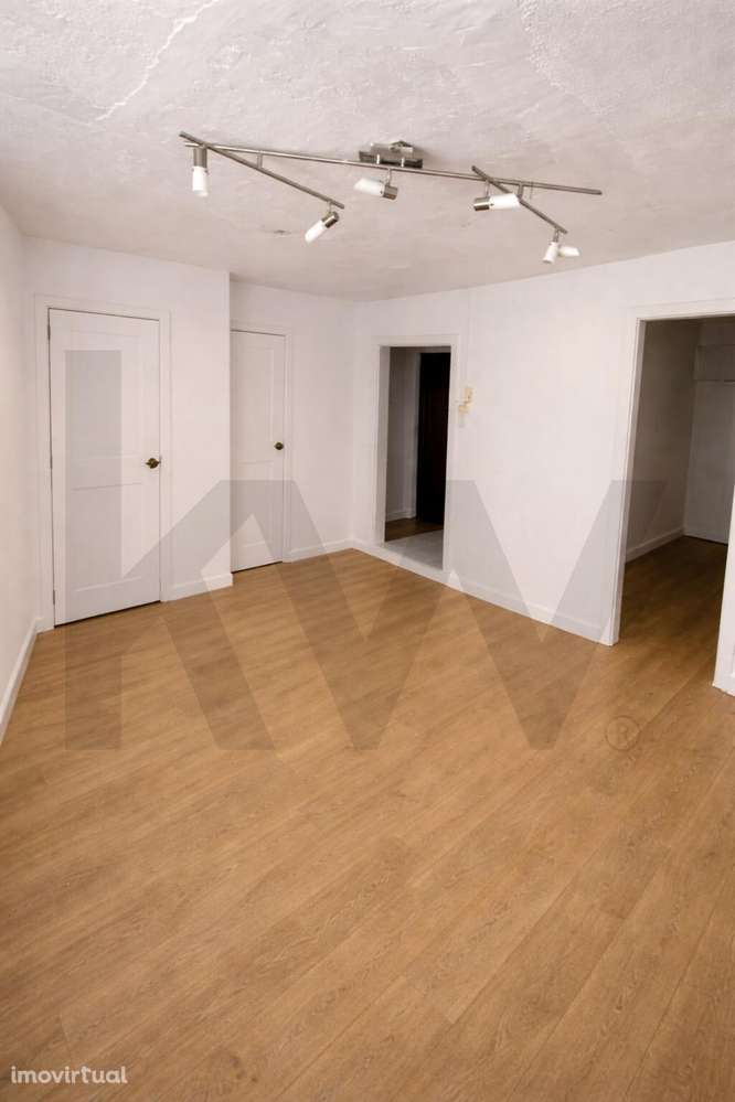 Oportunidade | T2 duplex para obras em prédio com áreas comuns reabili - Grande imagem: 2/15