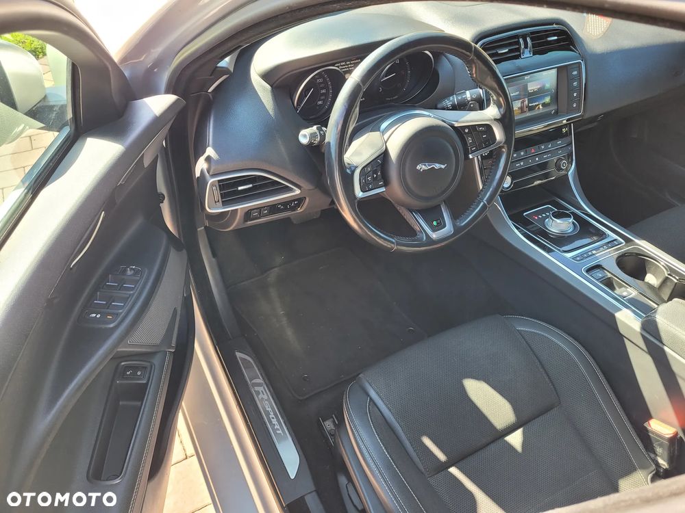 Jaguar XE 2.0 D R-Sport - 9