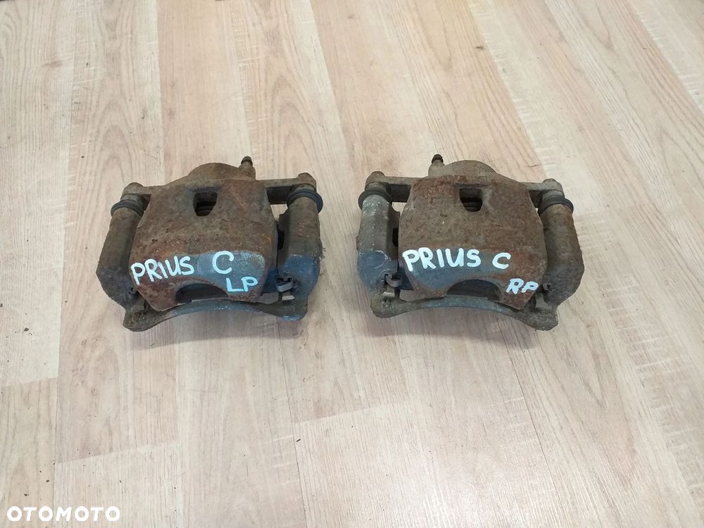 Toyota Prius C AQUA zacisk przód PRAWY jarzmo - 1