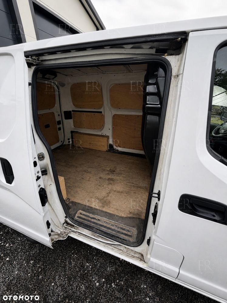 Nissan ENV200 - 5