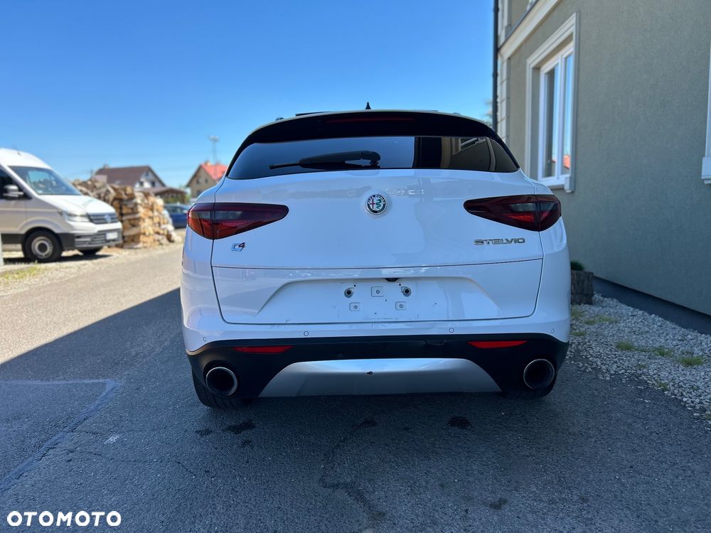 Alfa Romeo Stelvio 2.0 Turbo 16V AT8-Q4 Veloce Ti - 4