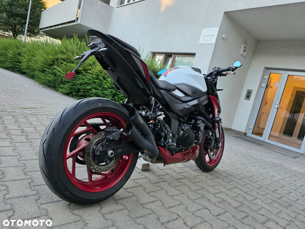 Suzuki GSX - 12