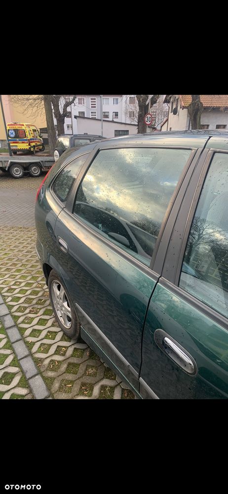 Nissan Almera Tino - 4