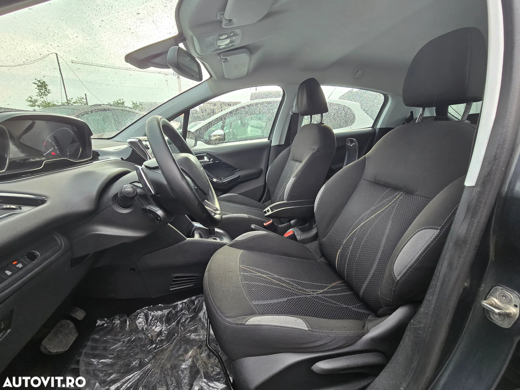 Peugeot 208 - 8