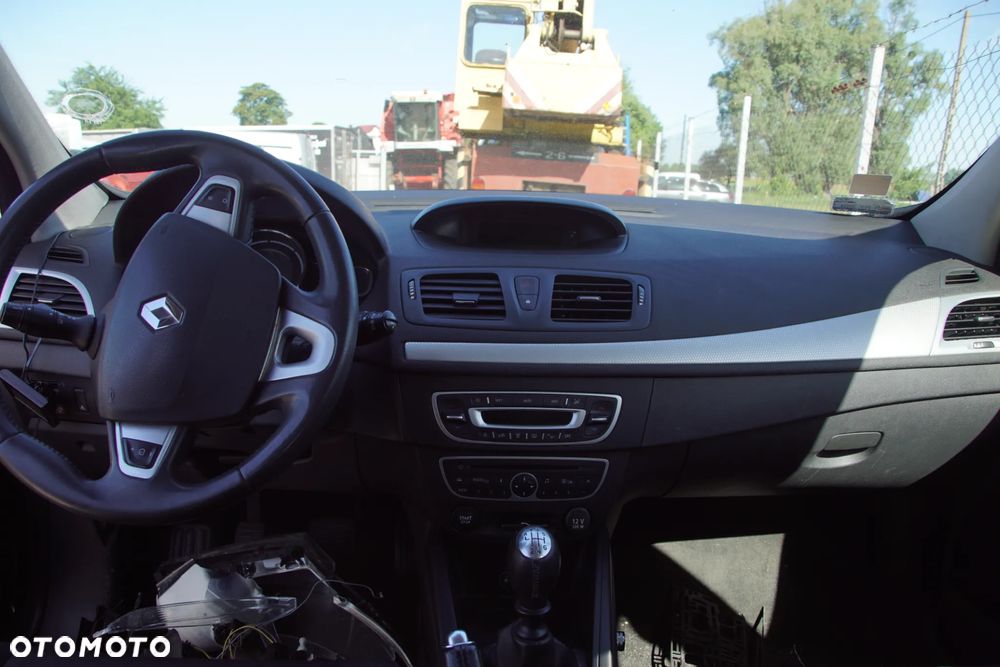 Auto na części - Renault Megane III 1.6 16V 110 KM K4M858 TL4030 TEB66 2011R Silnik Skrzynia Drzwi Błotnik Klapa Zderzak Lampa Lusterko Klamka Szyba Deska Kokpit Sterownik Moduł Czujnik Licznik Wyświetlacz Panel Kierownica - 15
