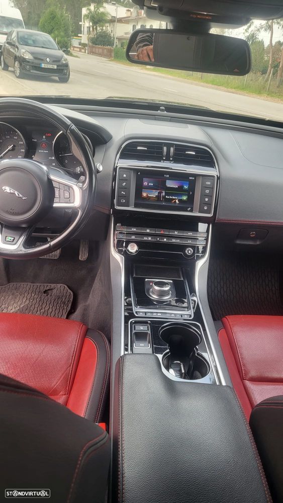 Jaguar XE - 8