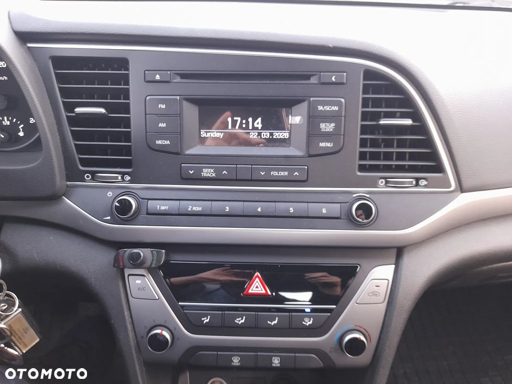 Hyundai Elantra 1.6 Classic Plus - 16