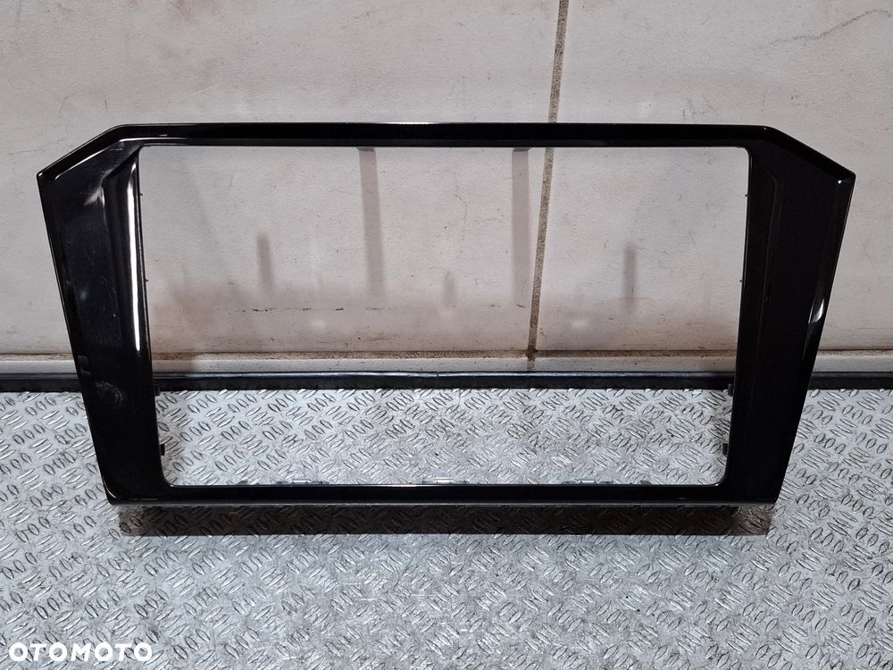 Ramka ekranu osłona dekor radia nawigacji wyświetlacza Volkswagen Passat B8 rok 2019 nr 3G8858069B - 1