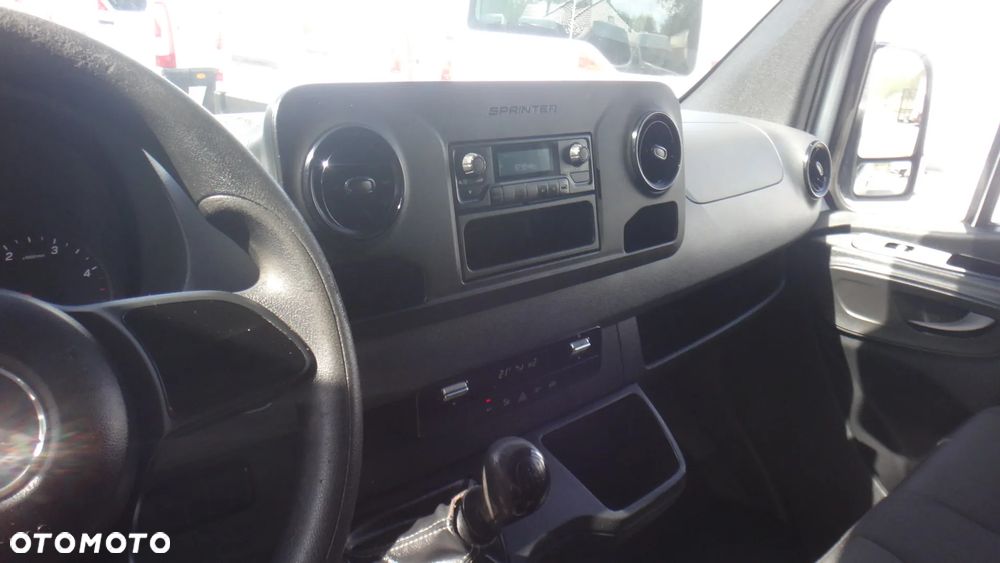 Mercedes-Benz Sprinter - 13