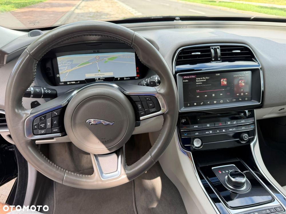 Jaguar XE 2.0 T Prestige - 13