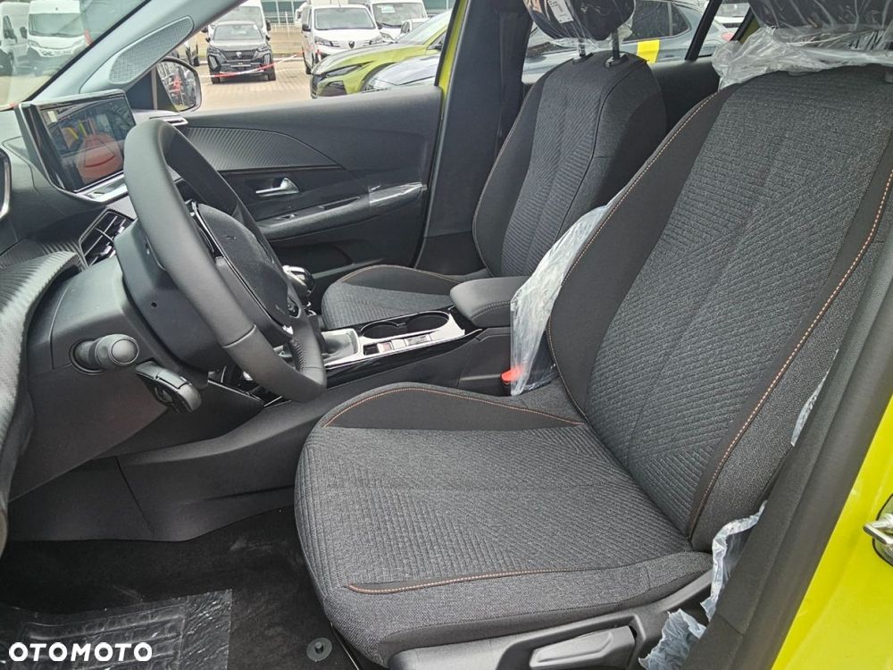 Peugeot 208 - 10