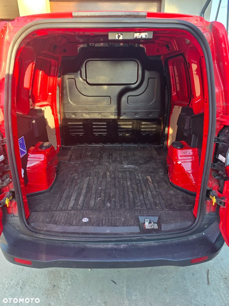 Ford Transit Courier - 12