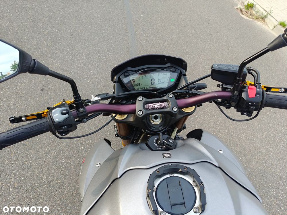 Suzuki GSX - 19