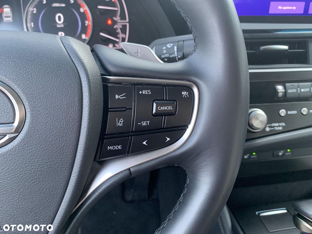 Lexus ES 300h Business Edition - 17