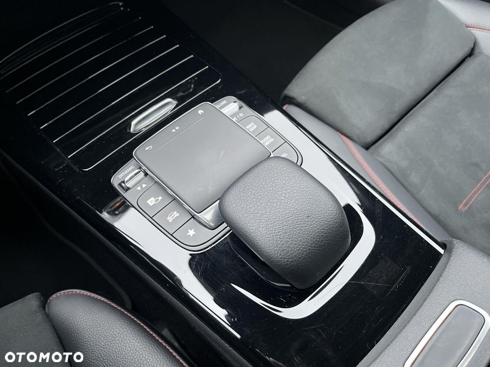 Mercedes-Benz CLA 200 4-Matic AMG Line 8G-DCT - 32