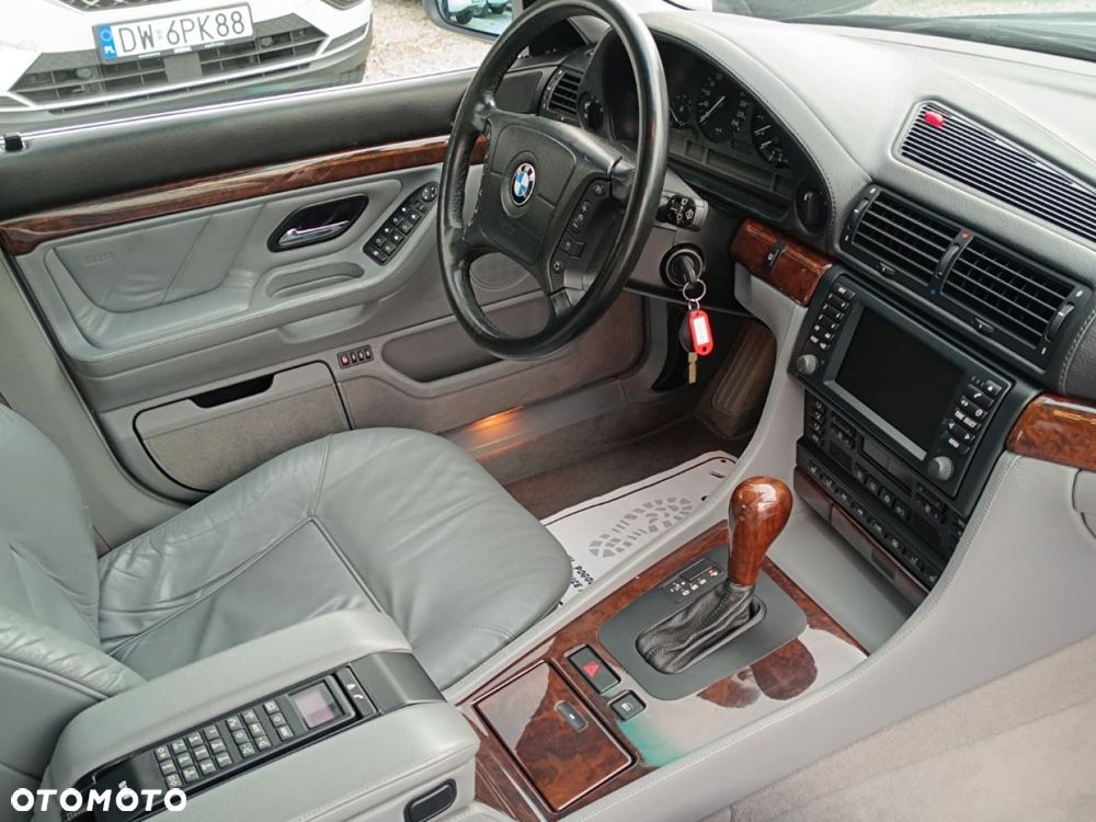 BMW Seria 7 750i - 29