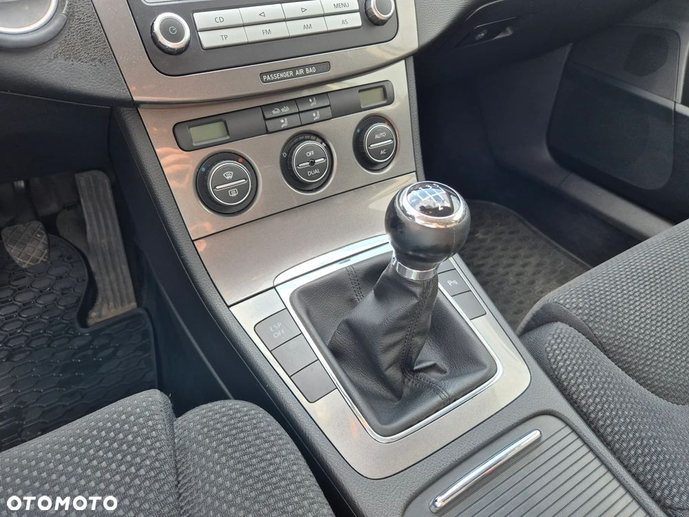 Volkswagen Passat 1.9 TDI DPF BlueMotion - 25