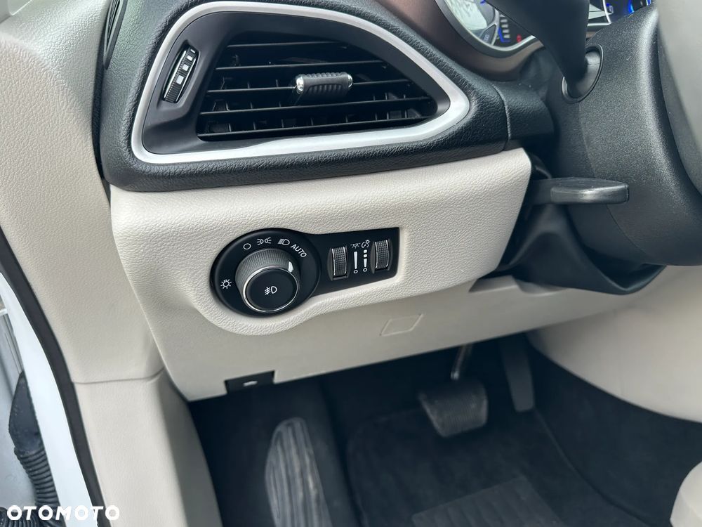 Chrysler Pacifica - 17